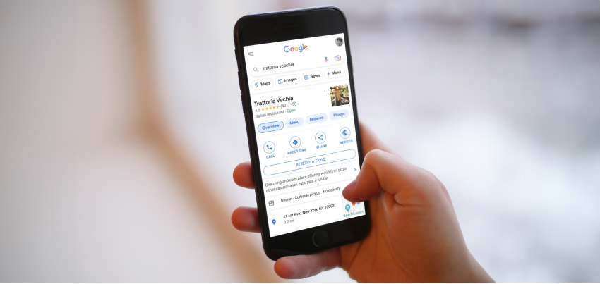 Afbeelding van een telefoon met een Trattoria in de zoekresultaten van Google