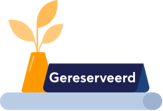 Illustratie van een reserveringsbordje met de tekst 'Gereserveerd'. Naast het bordje staat een vaasje met een bloem.