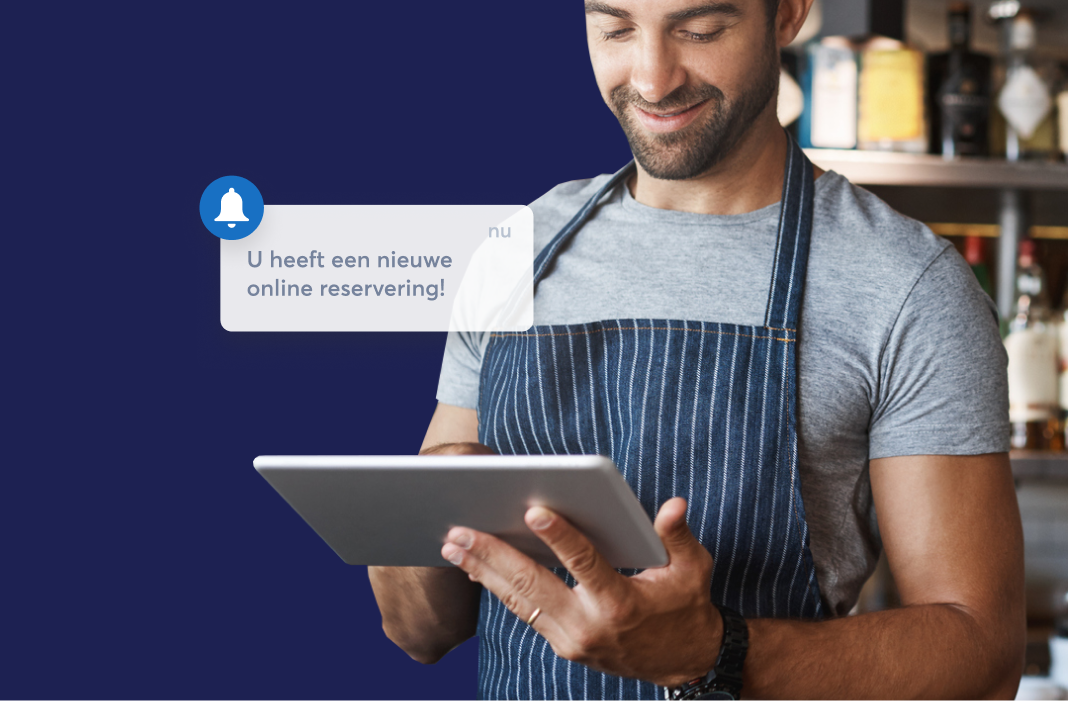Foto van een ober met een tablet. In de linkerbovenhoek staat een pop-upmelding met de tekst 'U hebt een nieuwe online reservering ontvangen!'